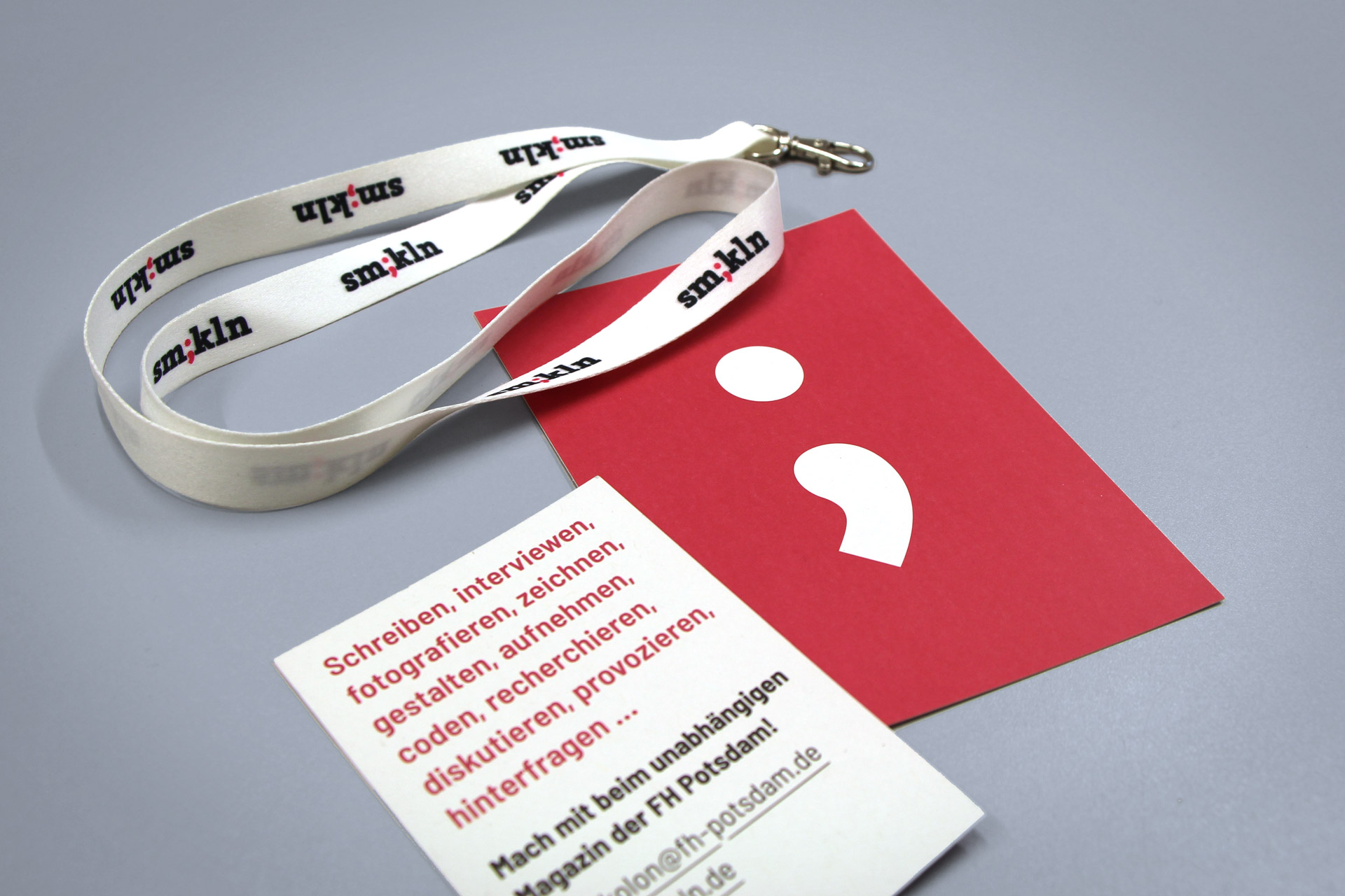 Foto: Zwei Flugblätter und ein Schlüsselbund im Design von Semikolon