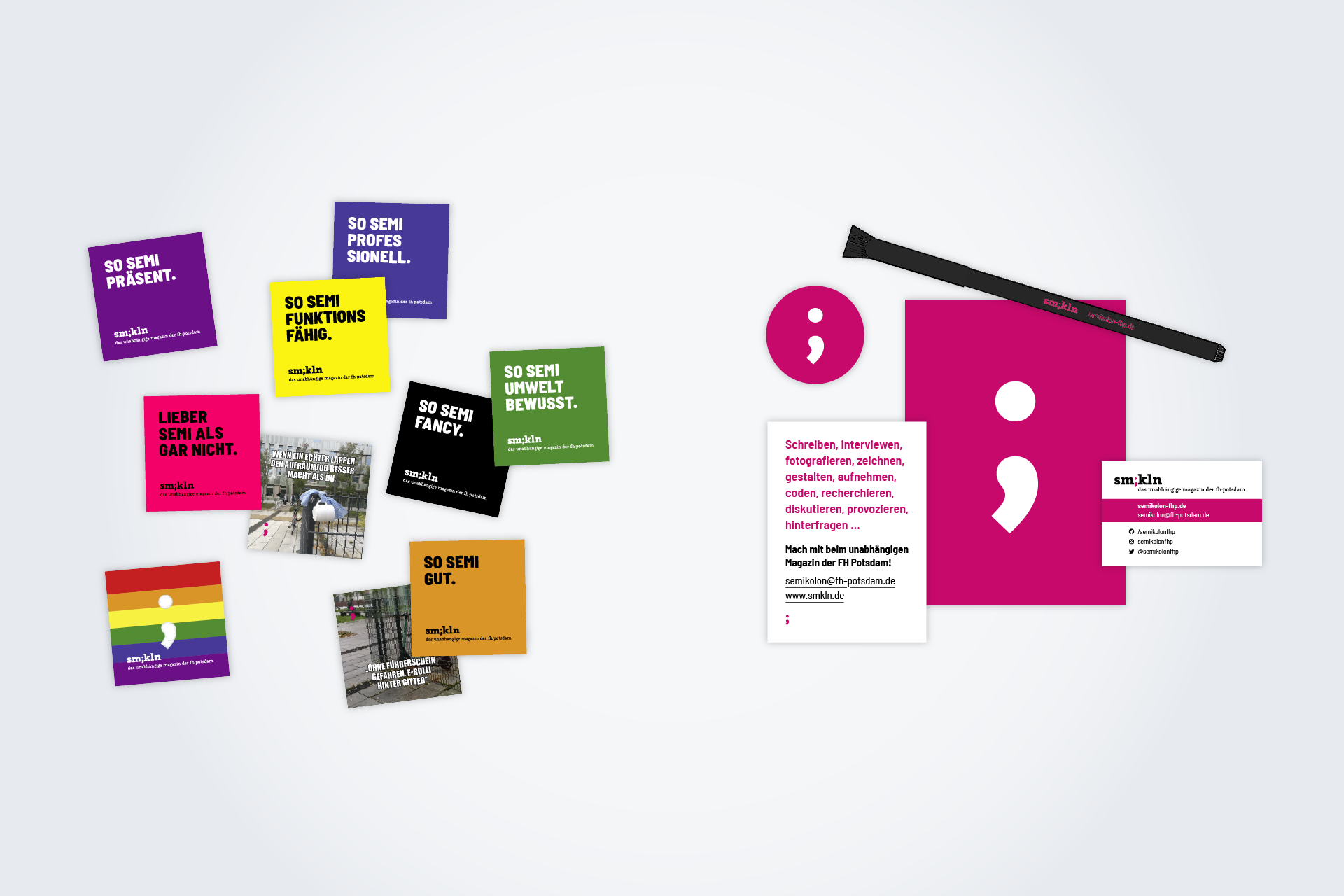 Entwurf: Medien im Design von Semikolon: Viele bunte quadratische Sticker, Flugblätter, ein Kugelschreiber und eine Visitenkarte